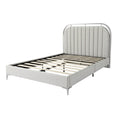 **Moderne stofbed met gestreepte hoofdbord**